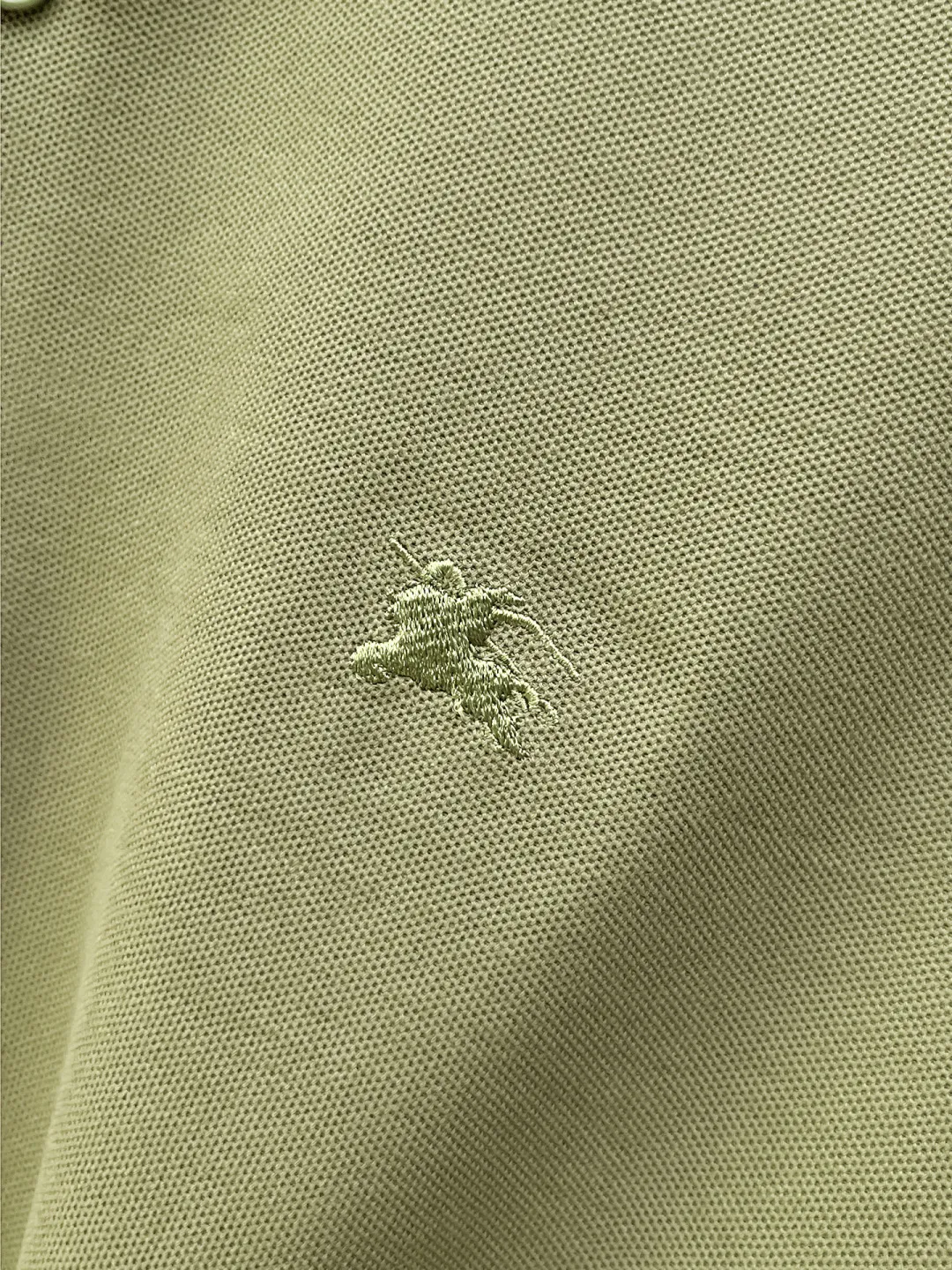 Burberry New Arrival Polo shirt, complete with three labels, original fabric, original customized accessories, official Same Style, made of 210g pure cotton pique fabric, customized same-tank dyed fabric, very comfortable and smooth to the touch, very wide and stylish, produced by the first-line brand Factory, imported Behringer embroidery machine, embroidery is full and textured, the collar rib is woven with imported yarn, does not deform after long-term wear, the most New Arrival style in spring and summer, fashionable and individual Super Versatile and good-looking. It is very suitable for both men and women. It is a must-have for everyone. Size: S-XXL